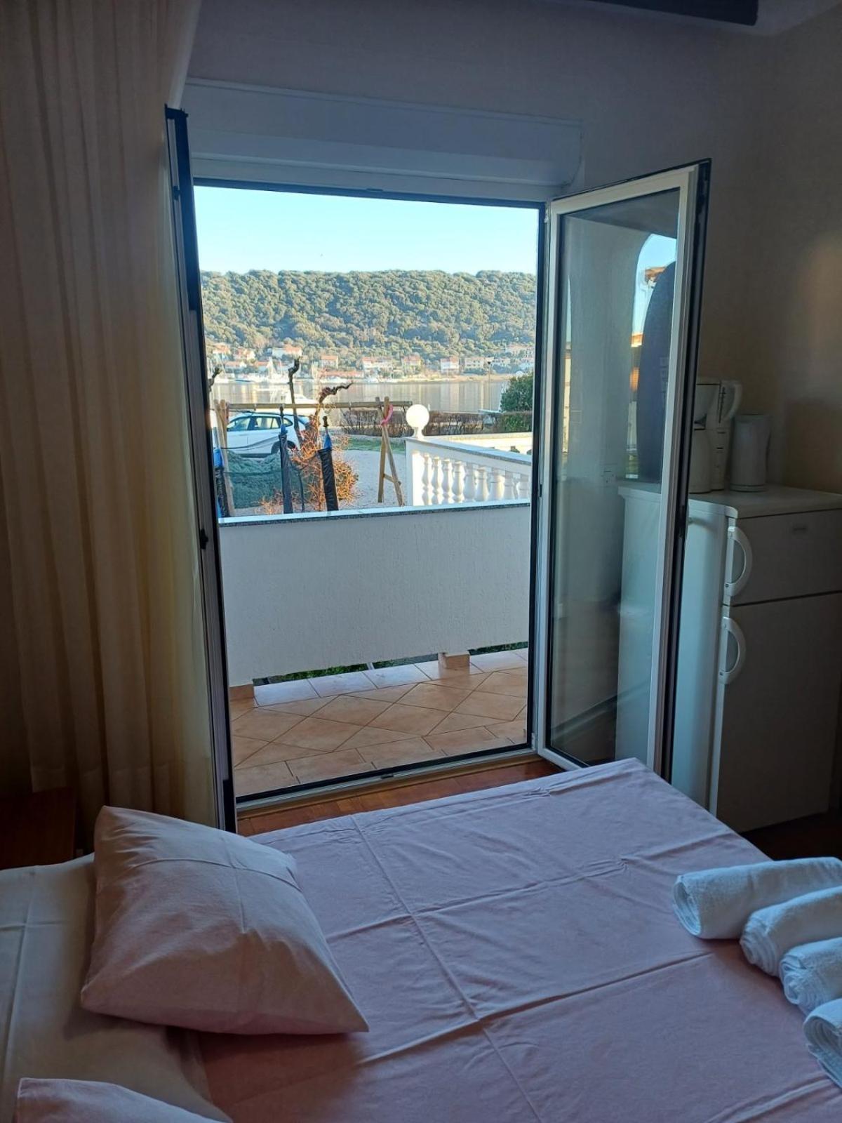 Tomulic Jasna I Miljenko Apartamento Supetarska Draga Exterior foto