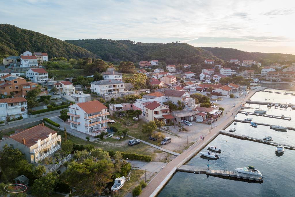 Tomulic Jasna I Miljenko Apartamento Supetarska Draga Exterior foto