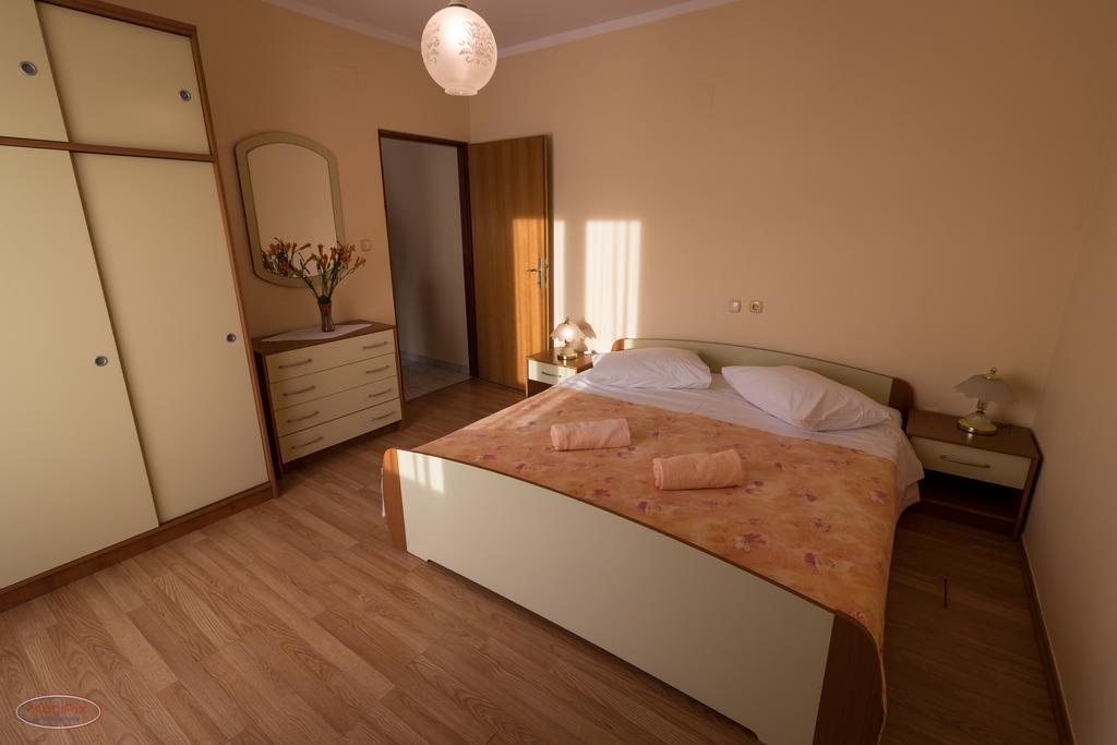 Tomulic Jasna I Miljenko Apartamento Supetarska Draga Exterior foto