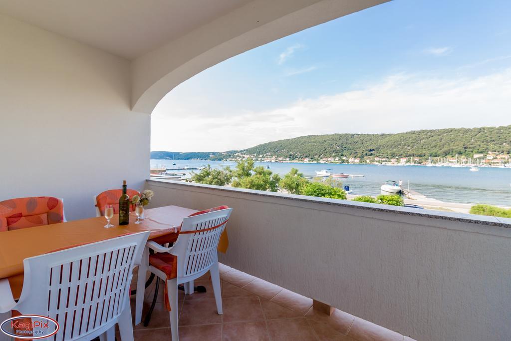 Tomulic Jasna I Miljenko Apartamento Supetarska Draga Exterior foto